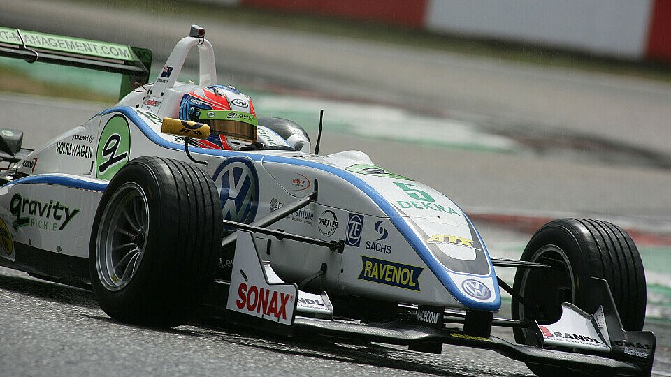 Richie Stanaway startet im ersten Rennen von der Pole Position, Foto: Formel 3 Cup