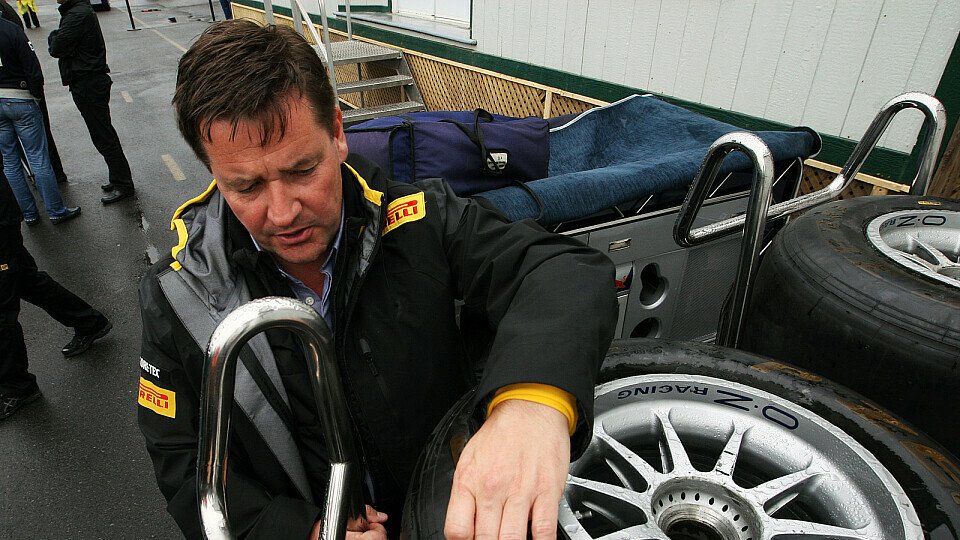 Pirelli-Motorsportchef Paul Hembery legt selbst Hand an, Foto: Sutton