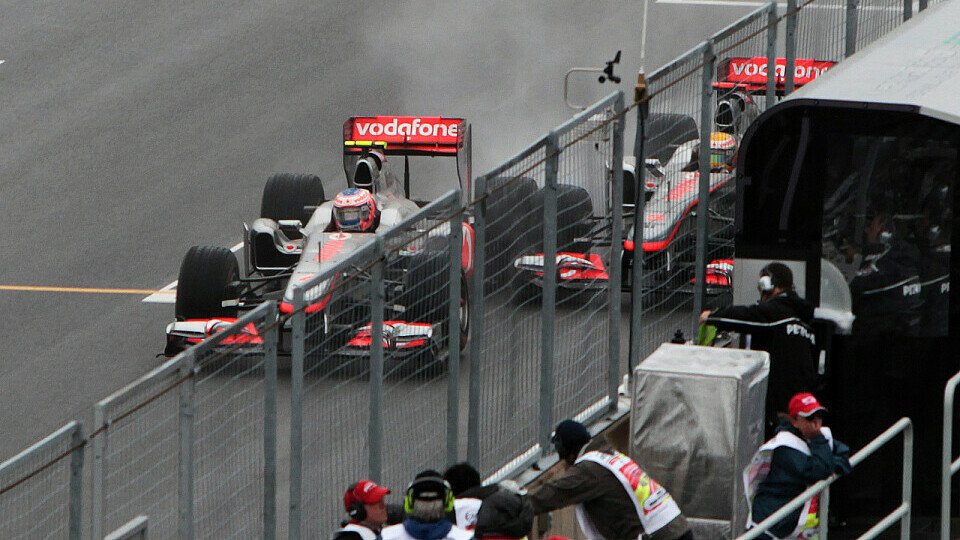 Selbst diese Kollision mit Lewis Hamilton konnte Jenson Button nicht stoppen, Foto: Sutton