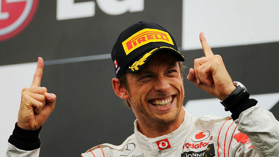 Jenson Button packte nach dem Montreal-Sieg den doppelten Erfolgs-Finger aus, Foto: Pirelli