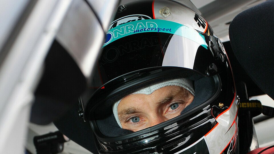 Mathias Lauda nimmt im Cockpit Platz, Foto: Jan Brucke/VLN