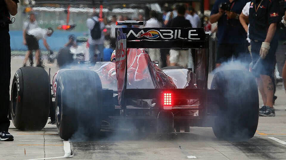 Daniel Ricciardo ließ es am Freitag in der Box rauchen, Foto: Sutton
