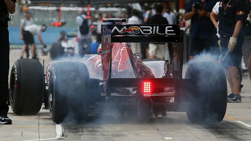 Daniel Ricciardo ließ es am Freitag in der Box rauchen, Foto: Sutton Daniel Ricciardo ließ es am Freitag in der Box rauchen, Foto: Sutton