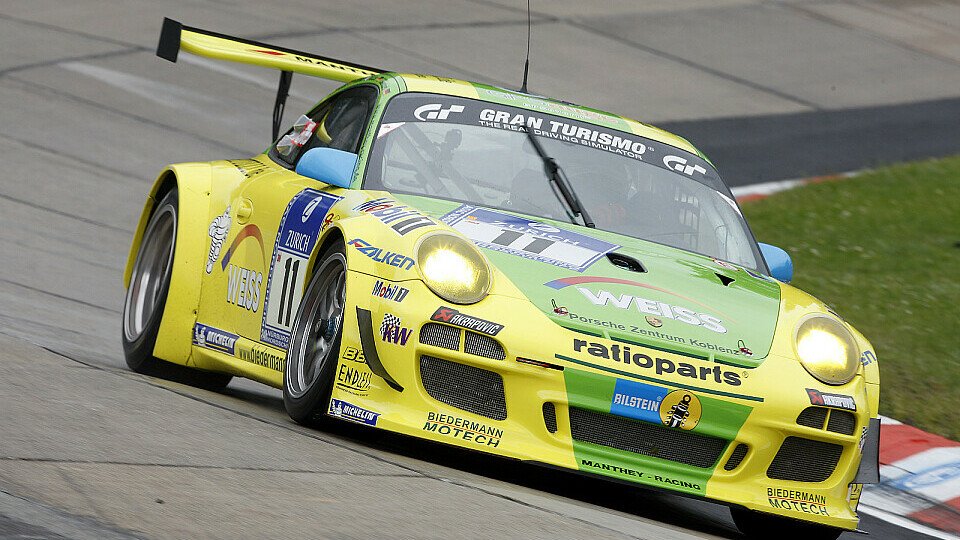Der gelb-grüne Manthey-Porsche liegt um Mitternacht in Führung, Foto: Porsche