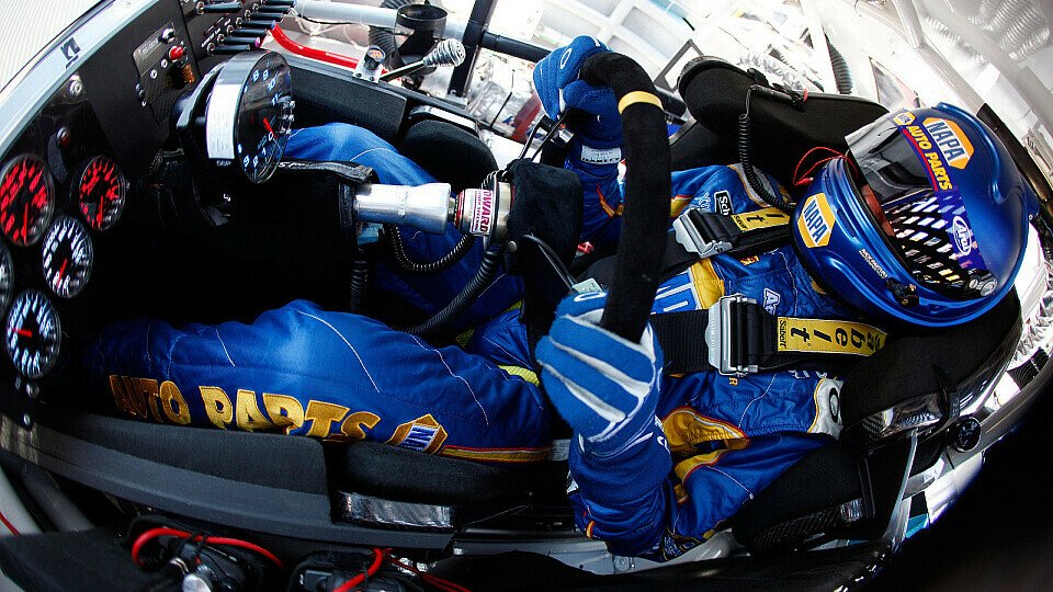 Martin Truex Junior kurz vor seiner schnellen Runde, Foto: NASCAR