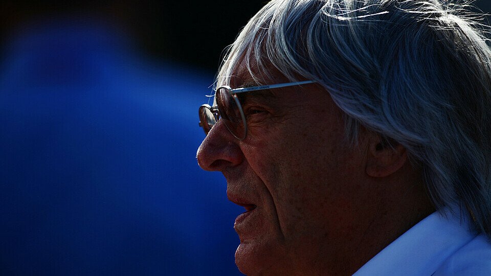 Bernie Ecclestone zeigt den Weg der Formel 1 auf, Foto: Sutton