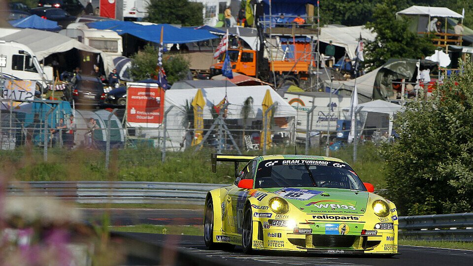 Der gelb-grüne Manthey-Porsche hat die größten Chancen auf den Gesamtsieg, Foto: Porsche