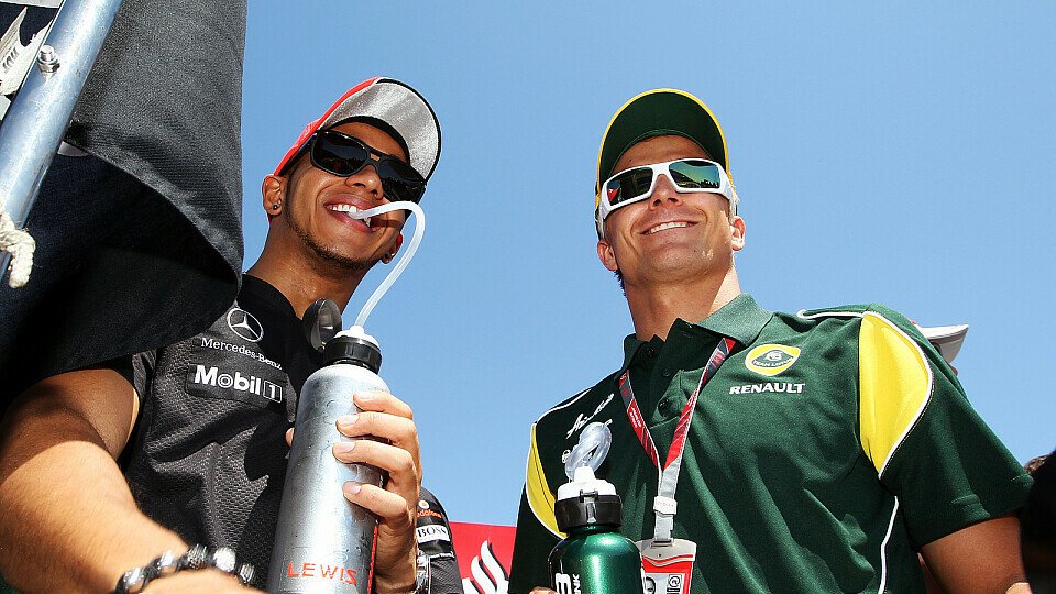 Das Ex-McLaren-Duo der Jahre 2008 & 2009 versteht sich gut: Hamilton & Kovalainen, Foto: Sutton