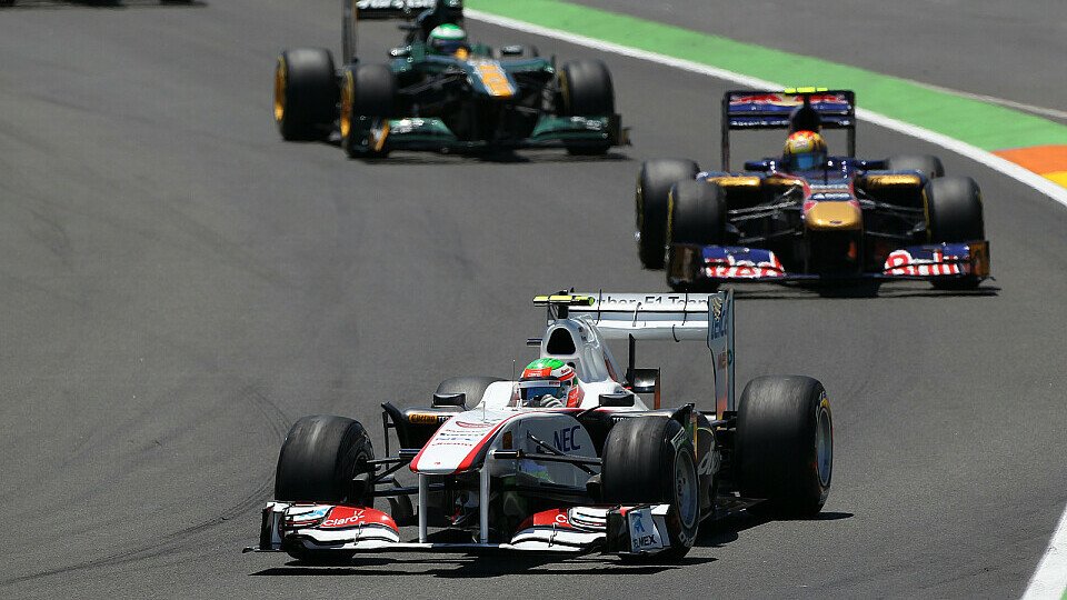 Sergio Perez konnte sich auf Grund seiner Strategie im Rennen zwar noch verbessern - für WM-Punkte reichte es aber knapp nicht, Foto: Sutton Sergio Perez konnte sich auf Grund seiner Strategie im Rennen zwar noch verbessern - für WM-Punkte reichte es aber knapp nicht, Foto: Sutton