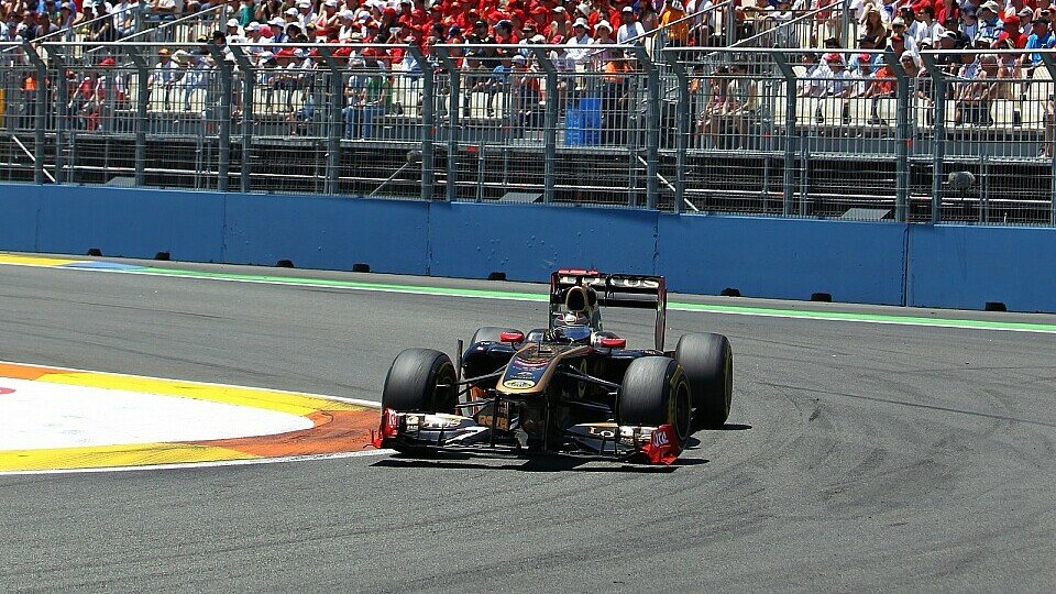 Nick Heidfeld glaubt, dass die Lage des Auspuffs Renault helfen wird, Foto: Lotus Renault Nick Heidfeld glaubt, dass die Lage des Auspuffs Renault helfen wird, Foto: Lotus Renault