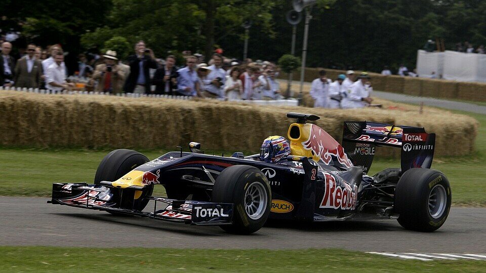 Einzigartige Atmosphäre: In Goodwood erleben die Fans die Formel 1 hautnah - Mark Webber musste aber trotzdem schnell weiter, Foto: Sutton