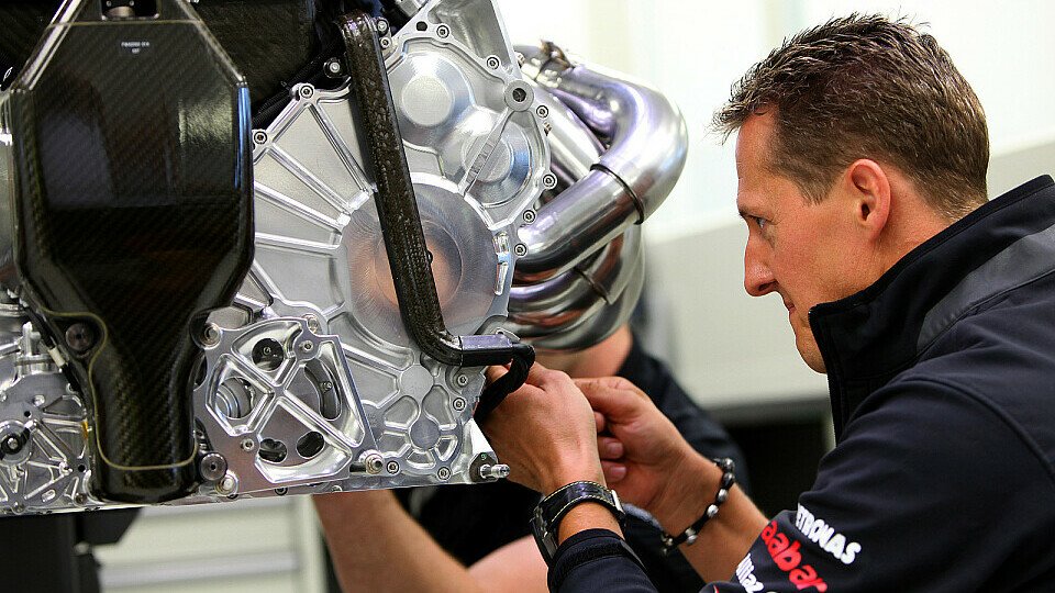 Michael Schumacher sieht es bei Mercedes vorwärts gehen, Foto: Mercedes GP Petronas Michael Schumacher sieht es bei Mercedes vorwärts gehen, Foto: Mercedes GP Petronas