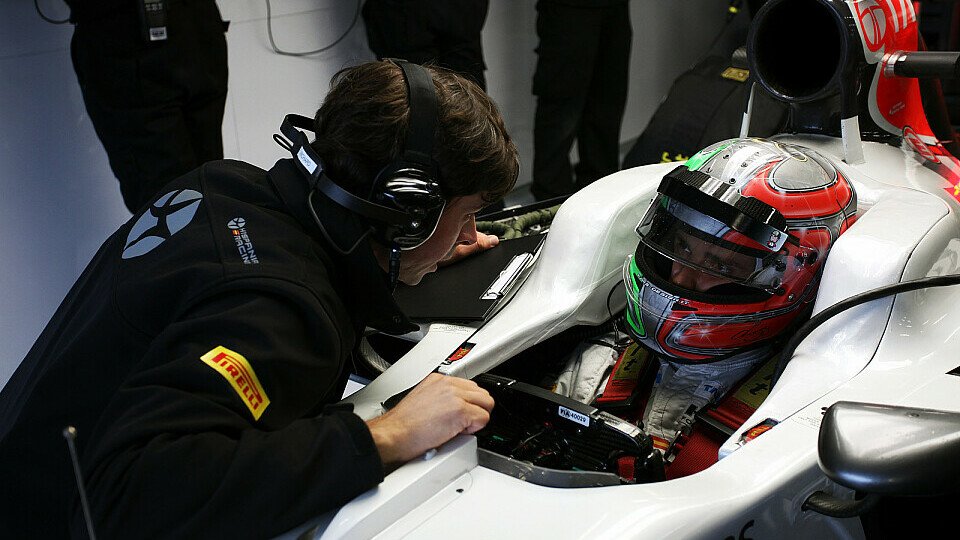 Vitantonio Liuzzi verbrachte am Freitag in Silverstone weitaus mehr Zeit in der Box als auf der feuchten Strecke, Foto: Sutton Vitantonio Liuzzi verbrachte am Freitag in Silverstone weitaus mehr Zeit in der Box als auf der feuchten Strecke, Foto: Sutton