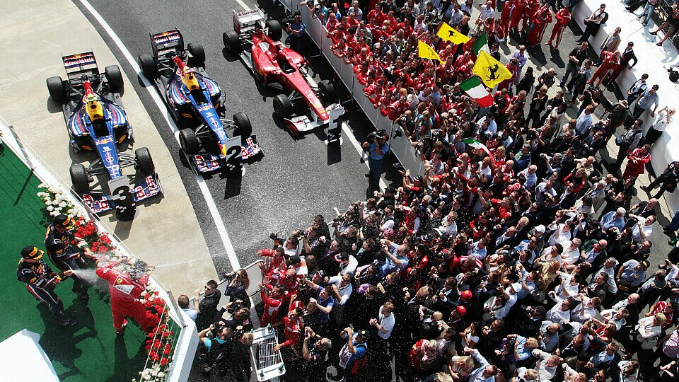 Sebastian Vettel fordert eine Reaktion auf die Leistungs-Steigerung bei Ferrari, Foto: Sutton