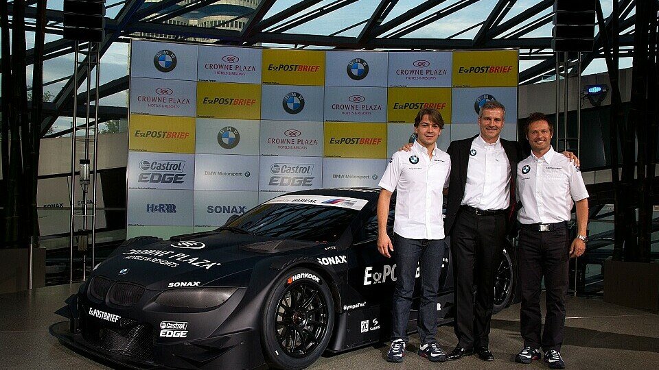 Augusto Farfus und Andy Priaulx posieren zusammen mit Jens Marquardt stolz vor dem neuen M3, Foto: BMW-Motorsport