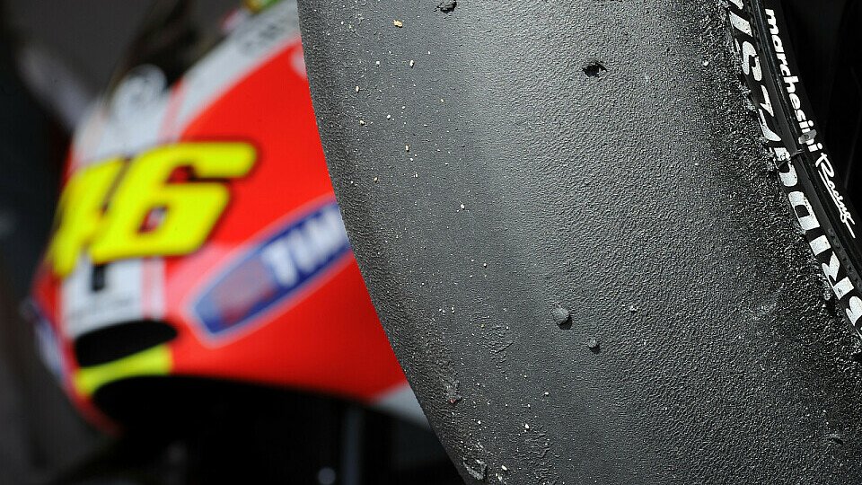 Valentino Rossi wird auch in Zukunft bei den Straßenreifen von Bridgestone mitarbeiten, Foto: Milagro