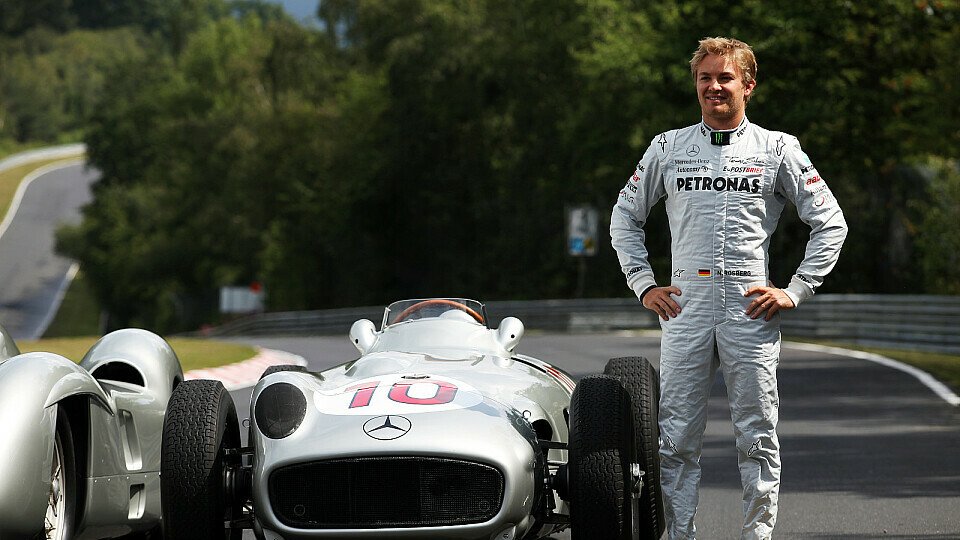 Eine Schwäche für den Silberpfeil: Nico Rosberg ist von der Renngeschichte im Hause Mercedes beeindruckt, Foto: Sutton