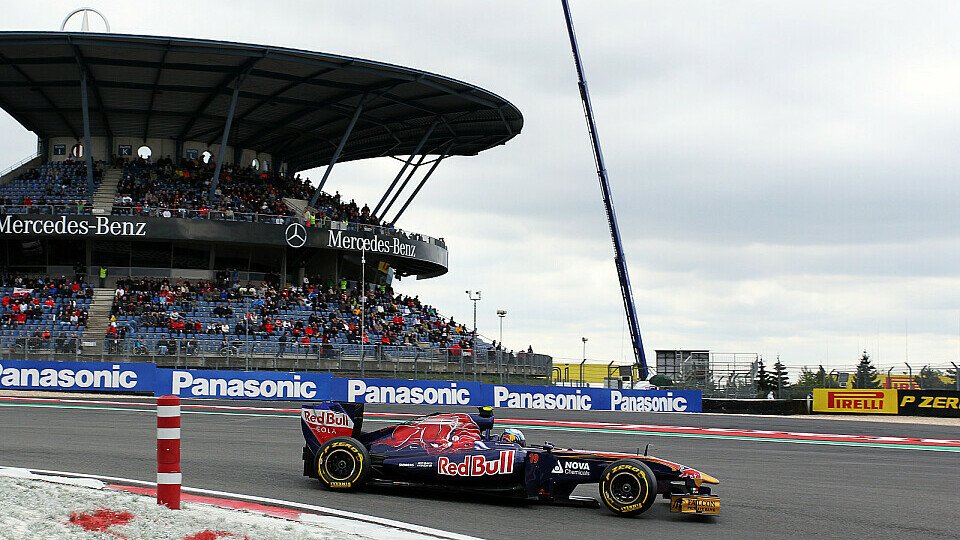 Vorbei an der Mercedes-Tribüne - Toro Rosso schien der Nürburgring 2011 einfach nicht so zu liegen, Foto: Sutton