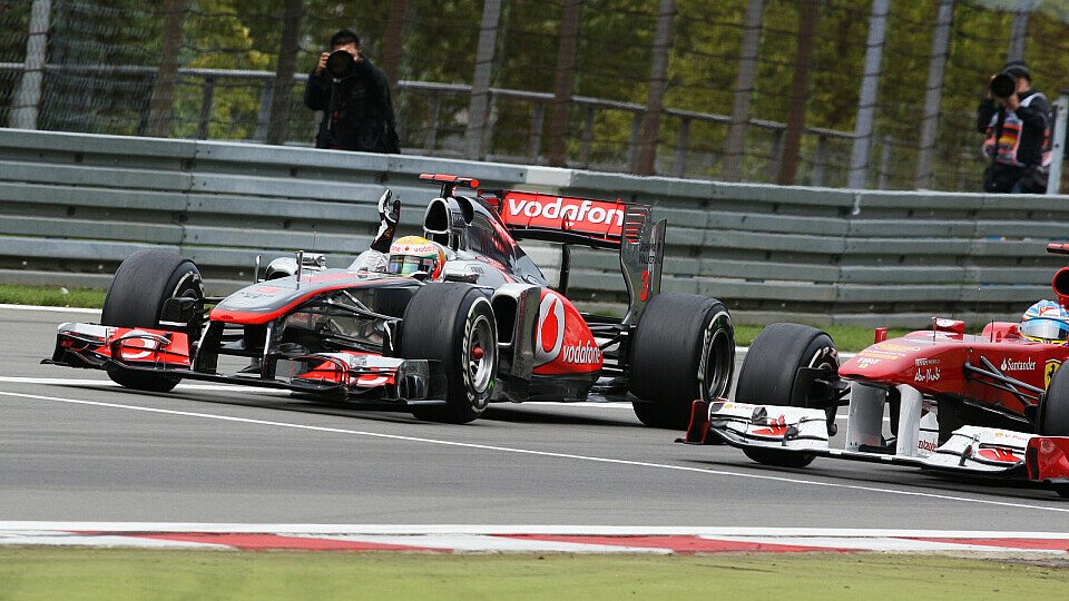 McLaren und Ferrari müssen Red Bull gemeinsam Punkte wegnehmen, Foto: Sutton McLaren und Ferrari müssen Red Bull gemeinsam Punkte wegnehmen, Foto: Sutton