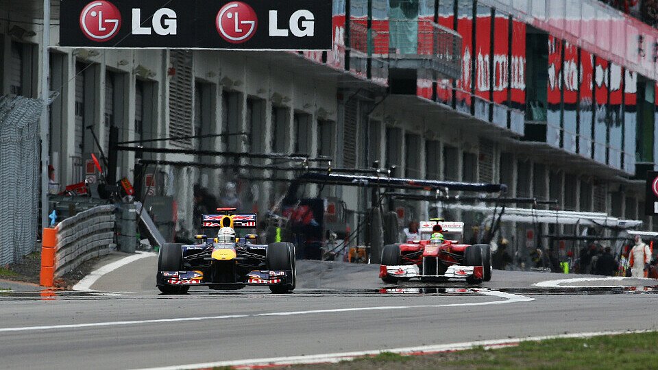 Sebastian Vettel überholte Felipe Massa an der Box, Foto: Sutton