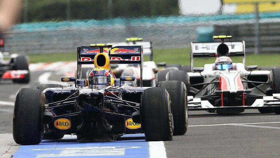 Mark Webber testete am Vormittag die vordere Knautschzone des RB7, Foto: Sutton