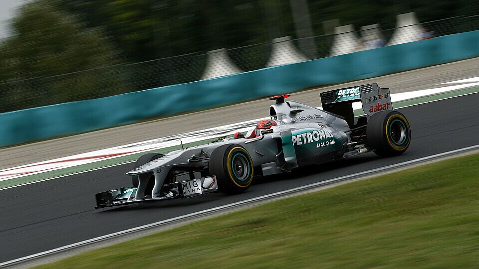 Michael Schumacher fiel aufgrund eines Getriebeproblems aus, Foto: Mercedes GP