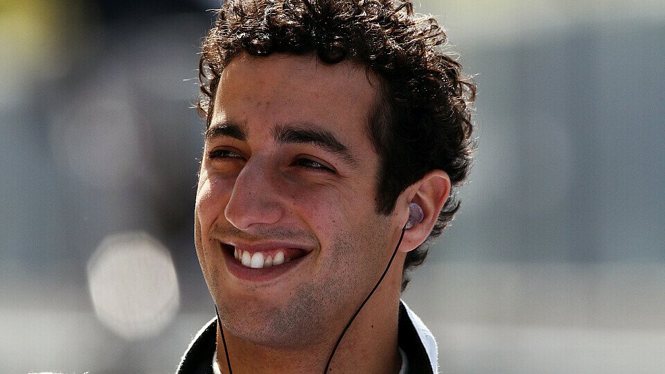 Daniel Ricciardo freute sich vor seinem Teamkollegen Vitantonio Liuzzi ins Ziel gekommen zu sein, Foto: Sutton