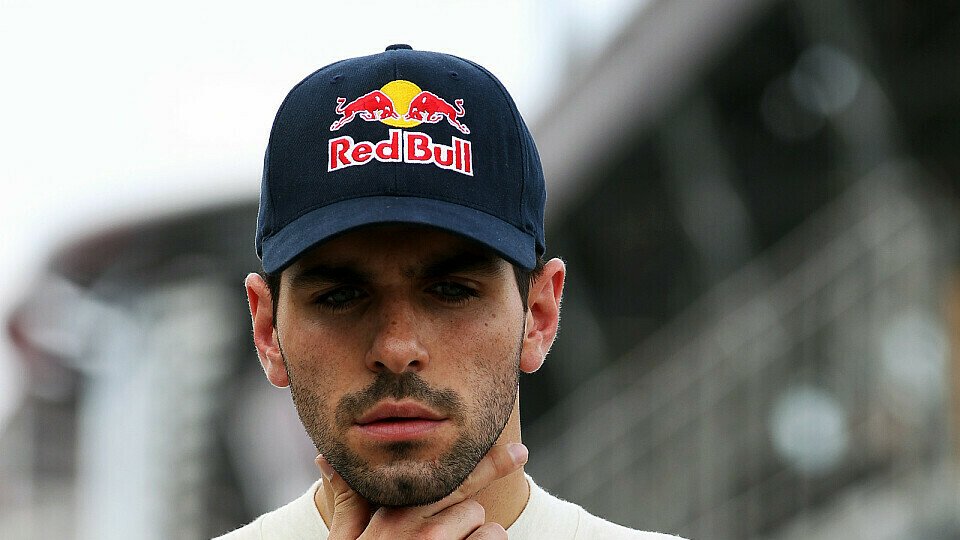 Jaime Alguersuari: Red Bull auf der Kappe, Daniel Ricciardo im Rücken, Foto: Sutton