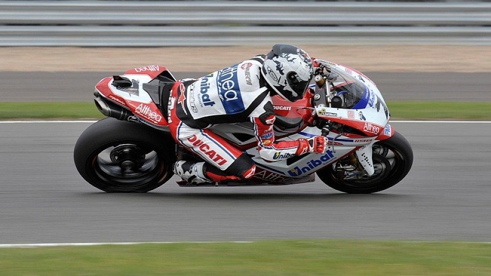 Checa fuhr ungefährdet zum Sieg im ersten Rennen in Silverstone, Foto: Althea Ducati