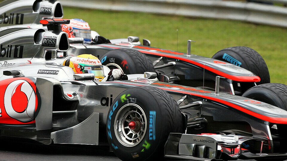 Rad an Rad: Lewis Hamilton gegen Jenson Button, Foto: Sutton