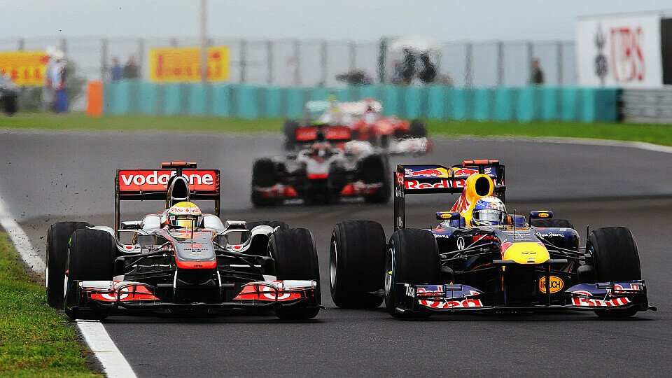 Im Rennen auf Augenhöhe: Red Bull und McLaren, Foto: Red Bull