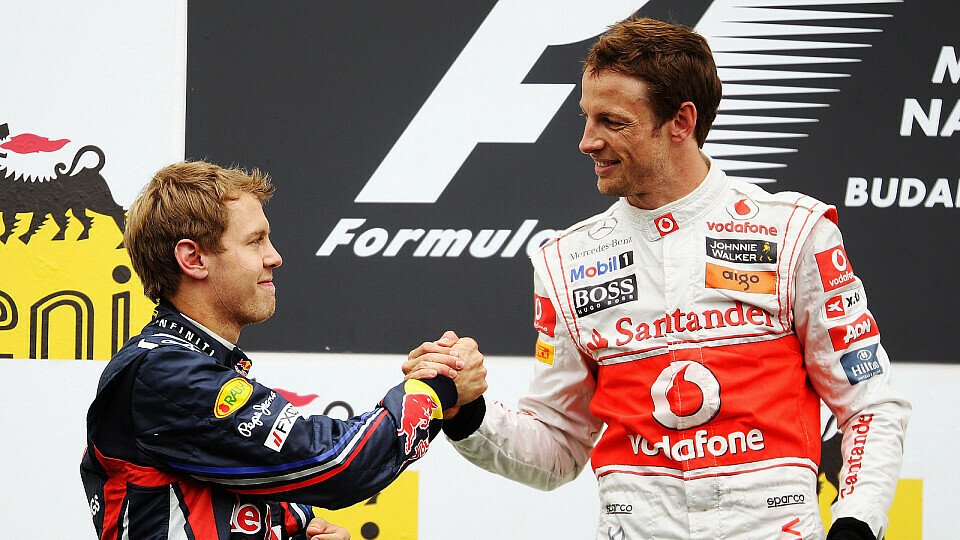 Gratulation und stilles Dankeschön: Sebastian Vettel und Jenson Button, Foto: Red Bull