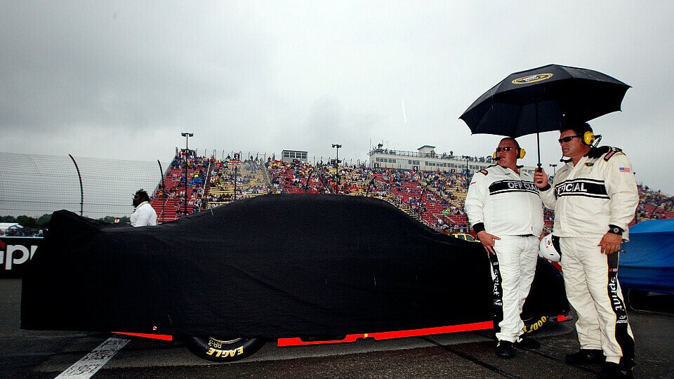 Nach drei Stunden Wartezeit wurde das Rennen auf Montag verschoben, Foto: NASCAR