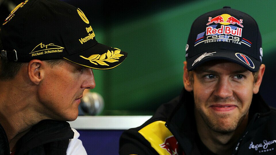 Sebastian Vettel präsentierte sich gut gelaunt auf der Pressekonferenz, Foto: Sutton