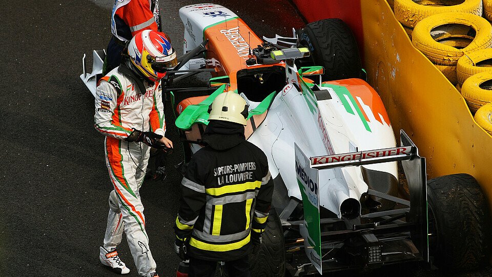 Für Paul di Resta endete das erste freie Training neben den Reifenstapeln, Foto: Sutton Für Paul di Resta endete das erste freie Training neben den Reifenstapeln, Foto: Sutton