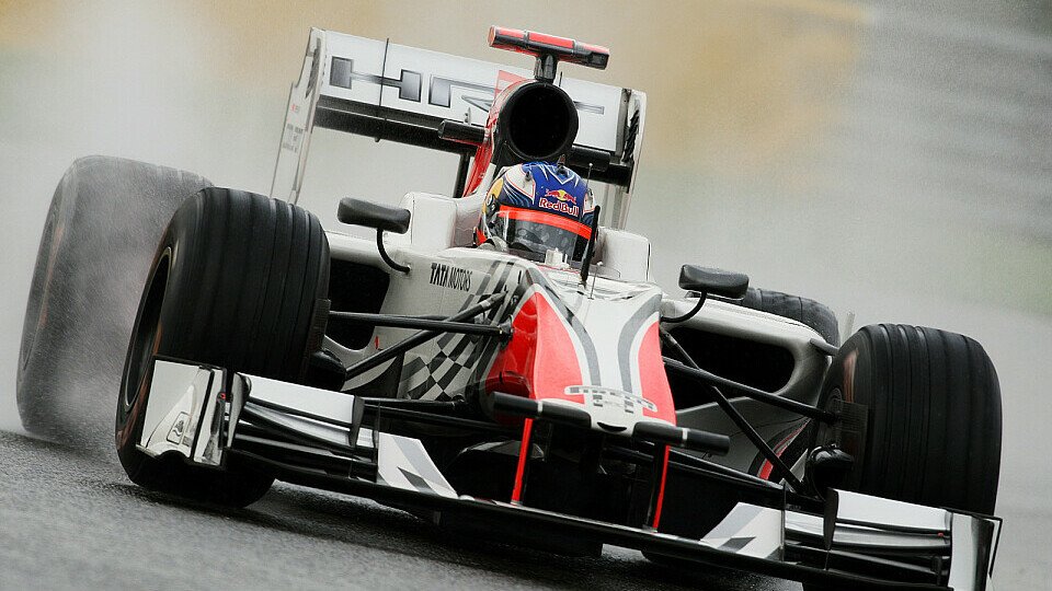 Daniel Ricciardo gewinnt an Selbstvertrauen im F111-Boliden, Foto: Sutton