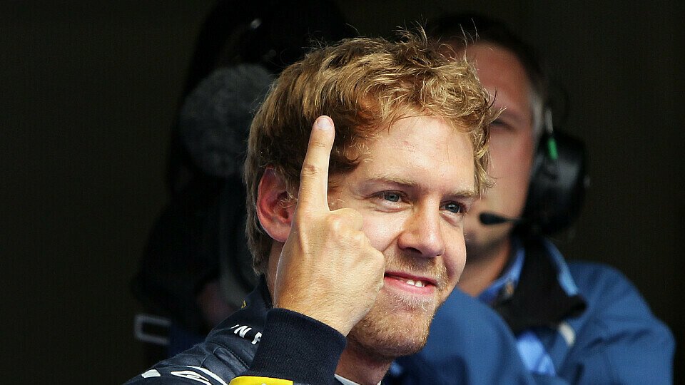 Vettel überglücklich über Pole, Foto: Sutton Vettel überglücklich über Pole, Foto: Sutton