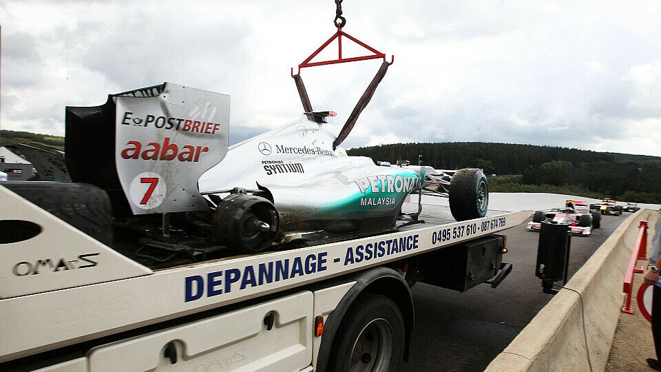 Michael Schumachers Silberpfeil kam auf dem Transporter zurück, Foto: Sutton