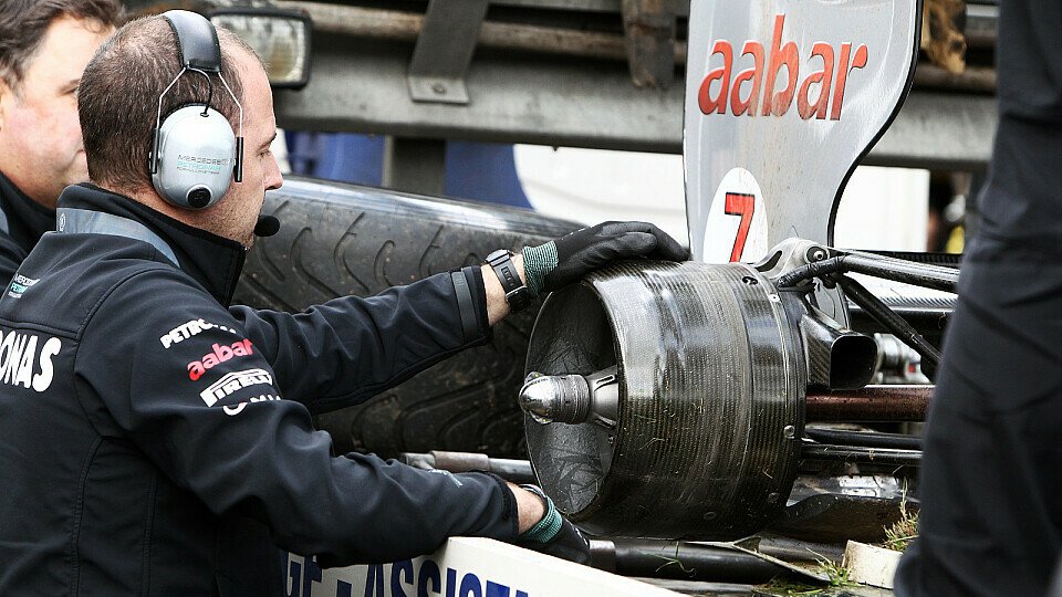 Der Auslöser: Michael Schumachers Silberpfeil verlor ein Rad, Foto: Sutton