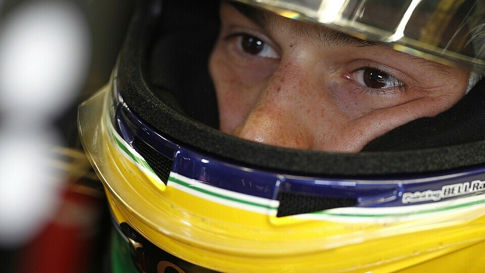Bruno Sennas Outfit erinnert stark an seinen legendären Onkel, Foto: Lotus Renault Bruno Sennas Outfit erinnert stark an seinen legendären Onkel, Foto: Lotus Renault