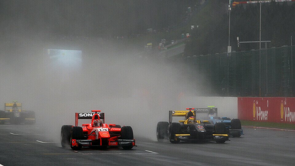 Auch ohne Überholhilfen produzierte die GP2 2011 spannende Rennen, Foto: Sutton