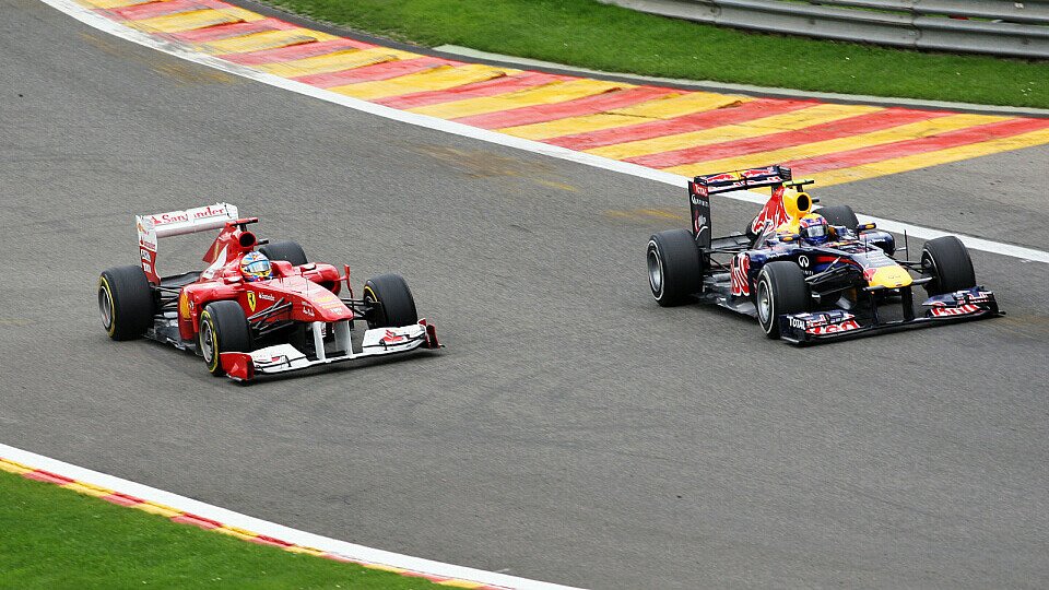 Da fiel Coulthard fast das Mikrofon aus der Hand: Alonso und Webber im Paarflug in Eau Rouge, Foto: Sutton