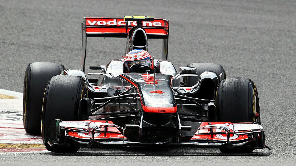 Die McLaren-Asse Jenson Button und Lewis Hamilton können ihre Vorfreude auf Monza nicht verbergen, Foto: Sutton