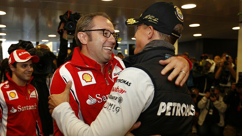 Michael Schumacher ist für Stefano Domenical ein echter Anführer, Foto: Mercedes GP Michael Schumacher ist für Stefano Domenical ein echter Anführer, Foto: Mercedes GP