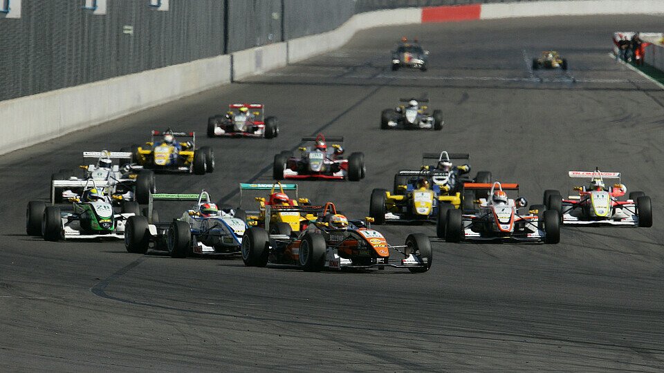 2012 kommen noch mehr Rennen auf die F3 Cup-Piloten zu, Foto: Formel 3 Cup