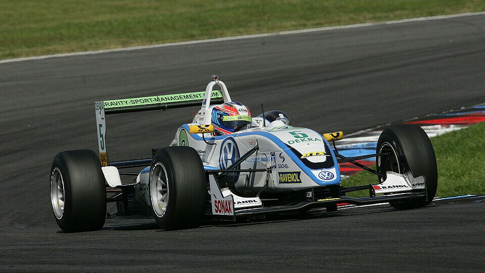 Richie Stanaway holte seine achte Saisonpole, Foto: Formel 3 Cup
