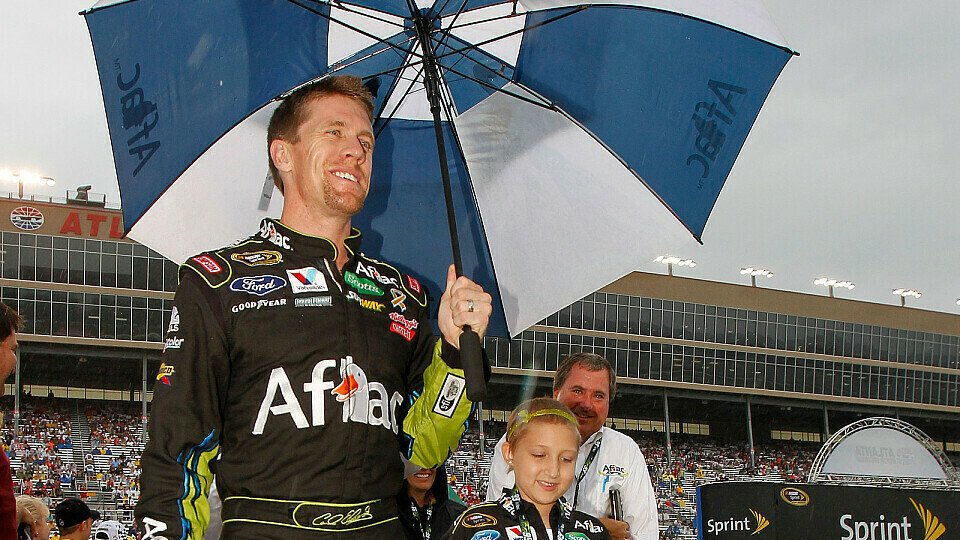Carl Edwards mit Regenschirm statt Lenkrad, Foto: NASCAR