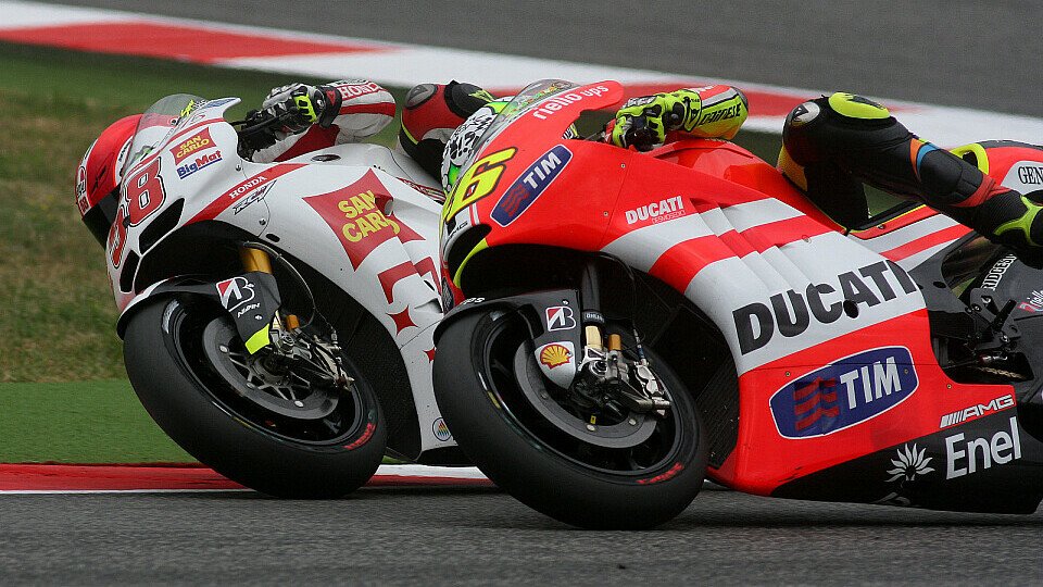 Valentino Rossi warten Marco Simoncelli, Foto: Milagro