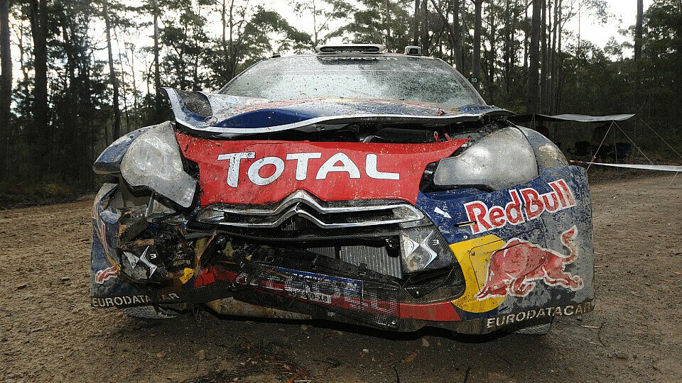 Sebastien Ogier zerstörte seinen DS3 WRC bei einer Kollision mit einem Baum, Foto: Sutton