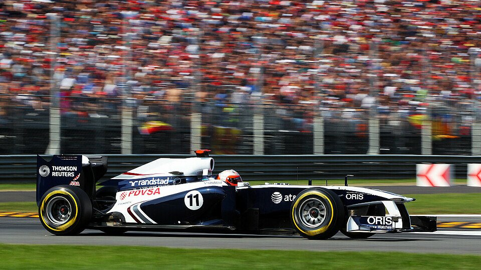 Die beiden Williams-Piloten Rubens Barrichello und Pastor Maldonado starten aus der siebten Startreihe einträchtig nebeneinander, Foto: Sutton